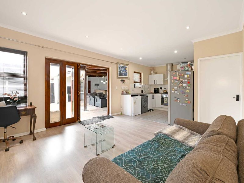 Charming Family Home with Entertainment Area & Separate Studio Apartment - Photo 4