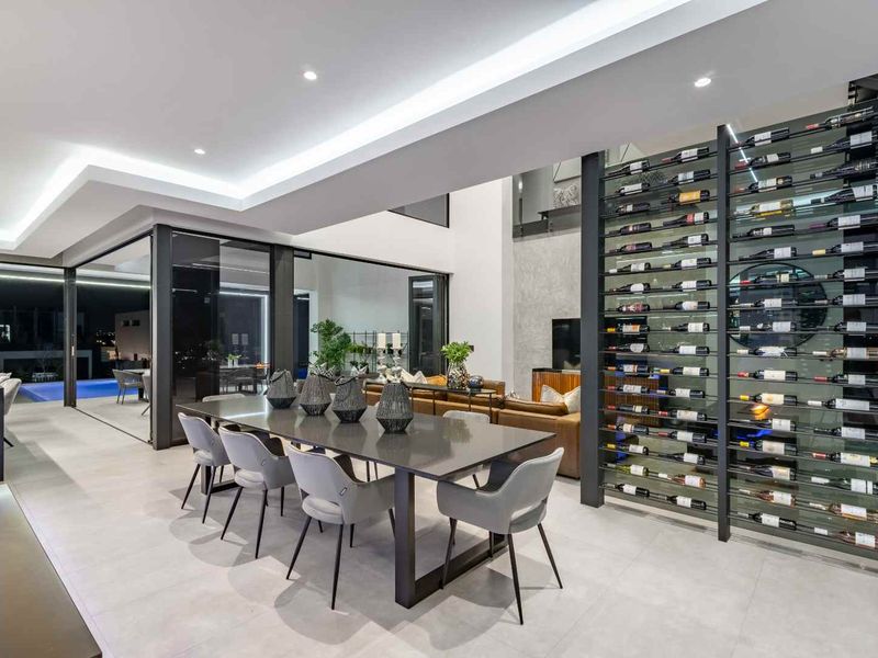 The "James Bond" Residence of Steyn City: A Masterpiece in Glass & Gloss - Photo 8