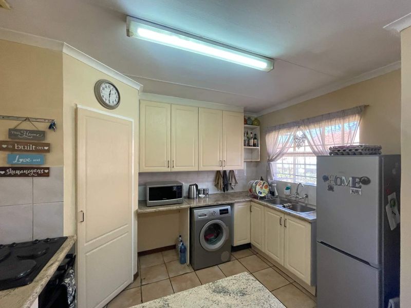 Secure Estate Living with Pool, Fishing Dam & Excellent Rental Appeal - Photo 9