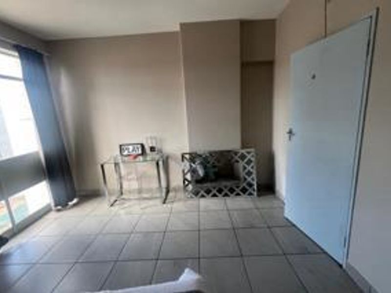 2 Bedroom 1 Bathroom Apartment - Photo 9