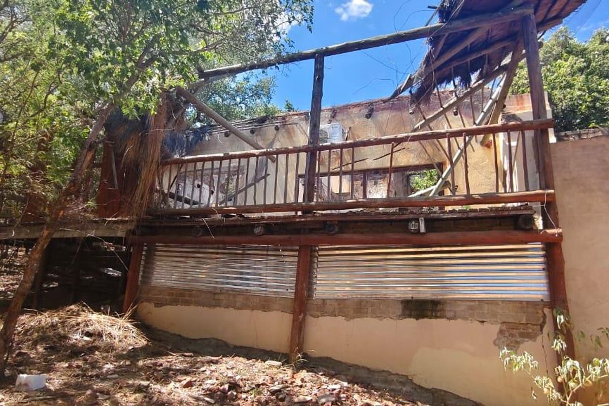 "DIY Enthusiasts: Rebuild in a Serene Greenbelt Setting!" - Photo 2