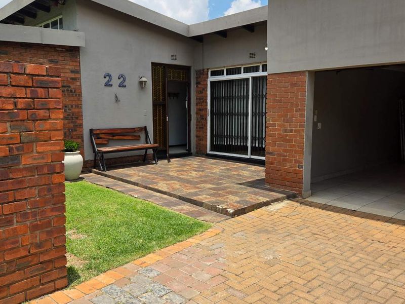 Stunning 4 bedroom home with flatlet in Verwoerdpark - Photo 2