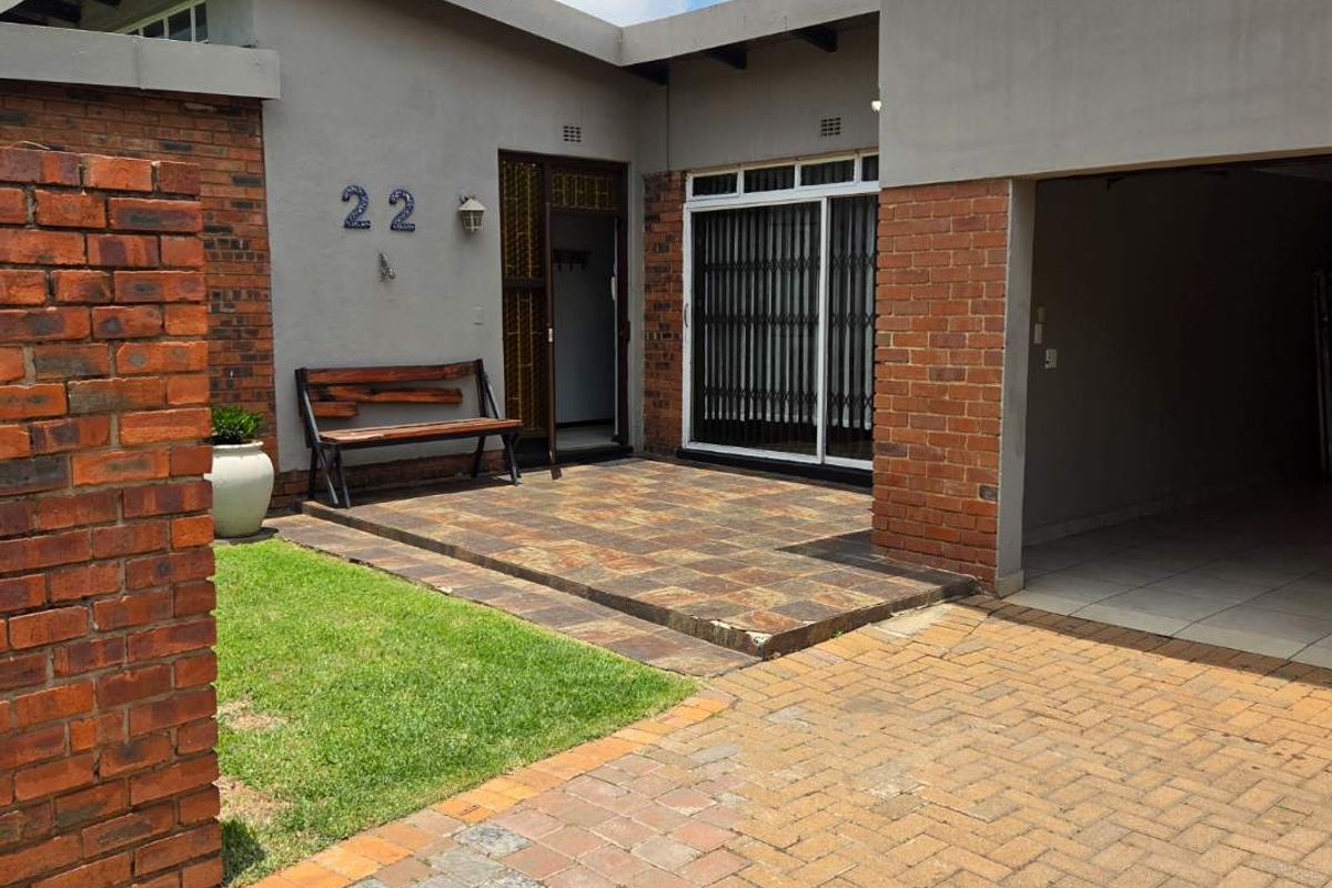 Stunning 4 bedroom home with flatlet in Verwoerdpark - Photo 2