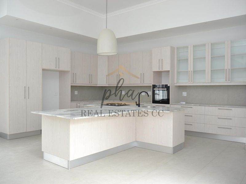 Property that seamlessly blends comfort - Photo 5