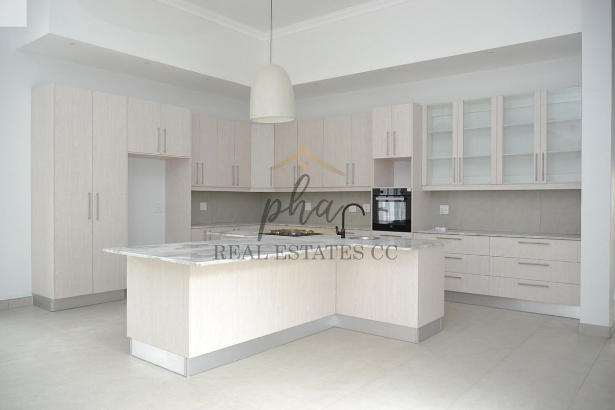 Property that seamlessly blends comfort - Photo 5