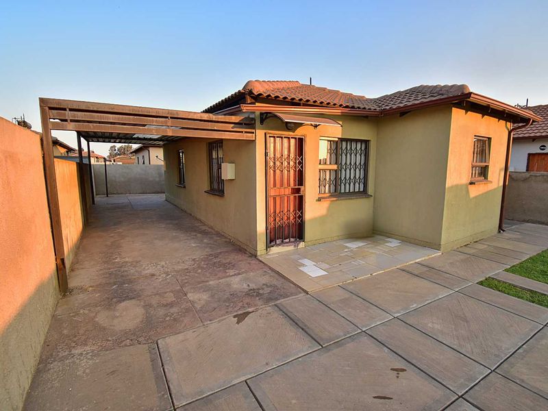 3 Bedroom, 2 Bathroom Home - Photo 3