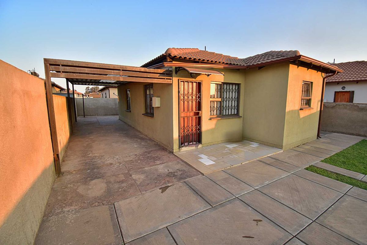 3 Bedroom, 2 Bathroom Home - Photo 3