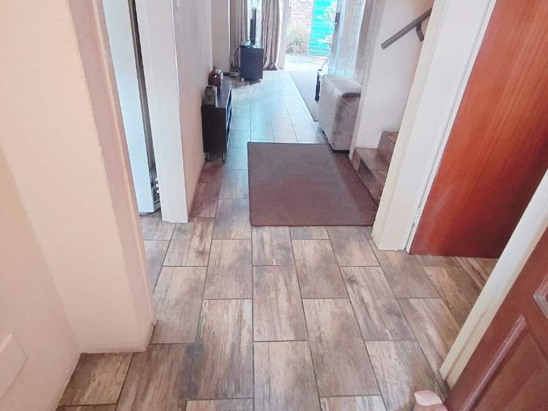 Entertain & Unwind: 2-Bedroom with a Private Garden - Photo 4