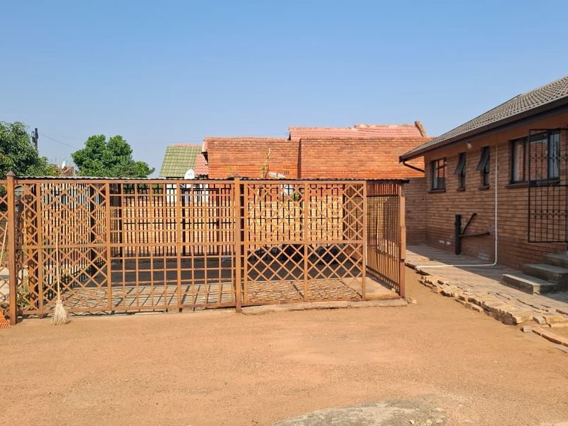 Three bedrooms house for sale in Soshanguve B B - Photo 8