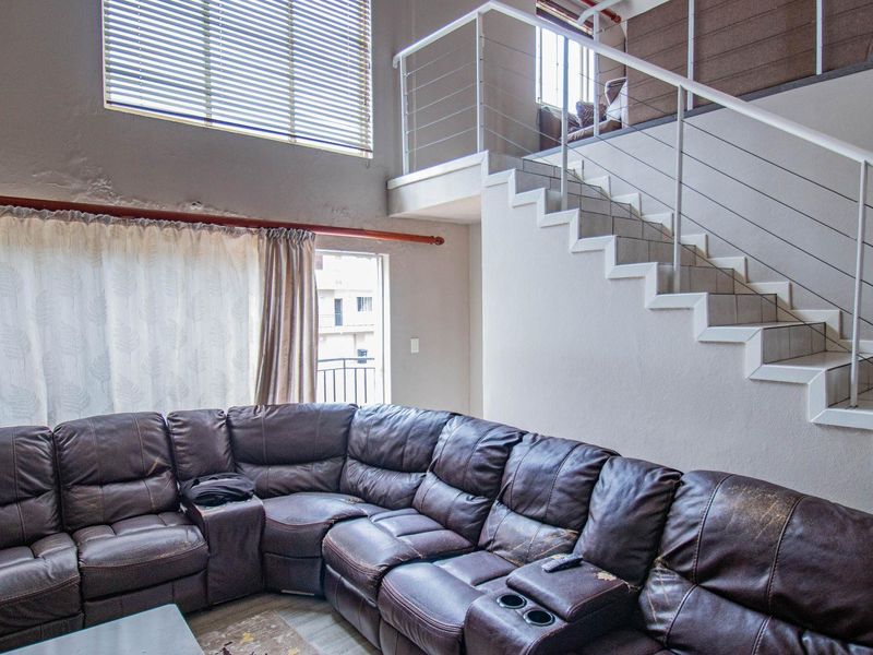 Luxurious Comfort: Spacious Bedrooms & Inviting Lounge! - Photo 10