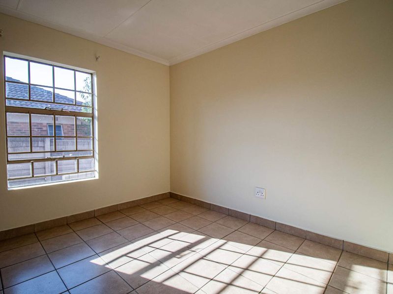 Your Dream Home Awaits: 3 Beds, Secure Access & Open-Plan Living - Photo 6