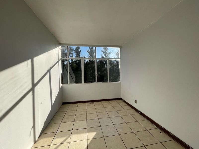 Charming 2.5 Bedroom Apartment in a Secure Complex - Photo 10