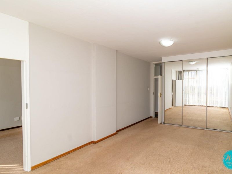 Sunny, Spacious & Perfectly Positioned! - Photo 8