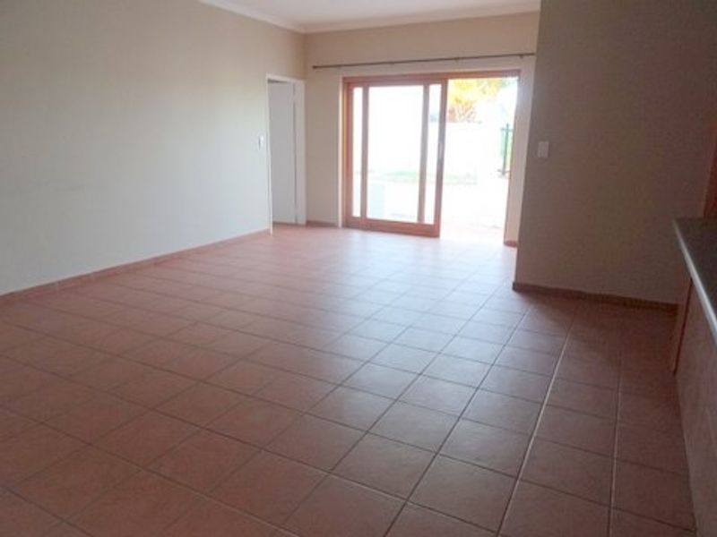 North facing corner unit, all on one level with spacious garden - Photo 3