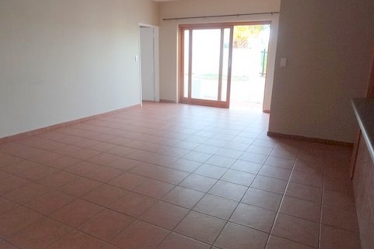 North facing corner unit, all on one level with spacious garden - Photo 3