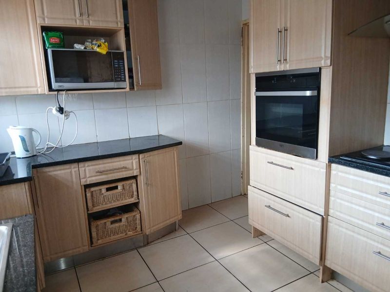 3 Bedroom House for sale - Photo 4