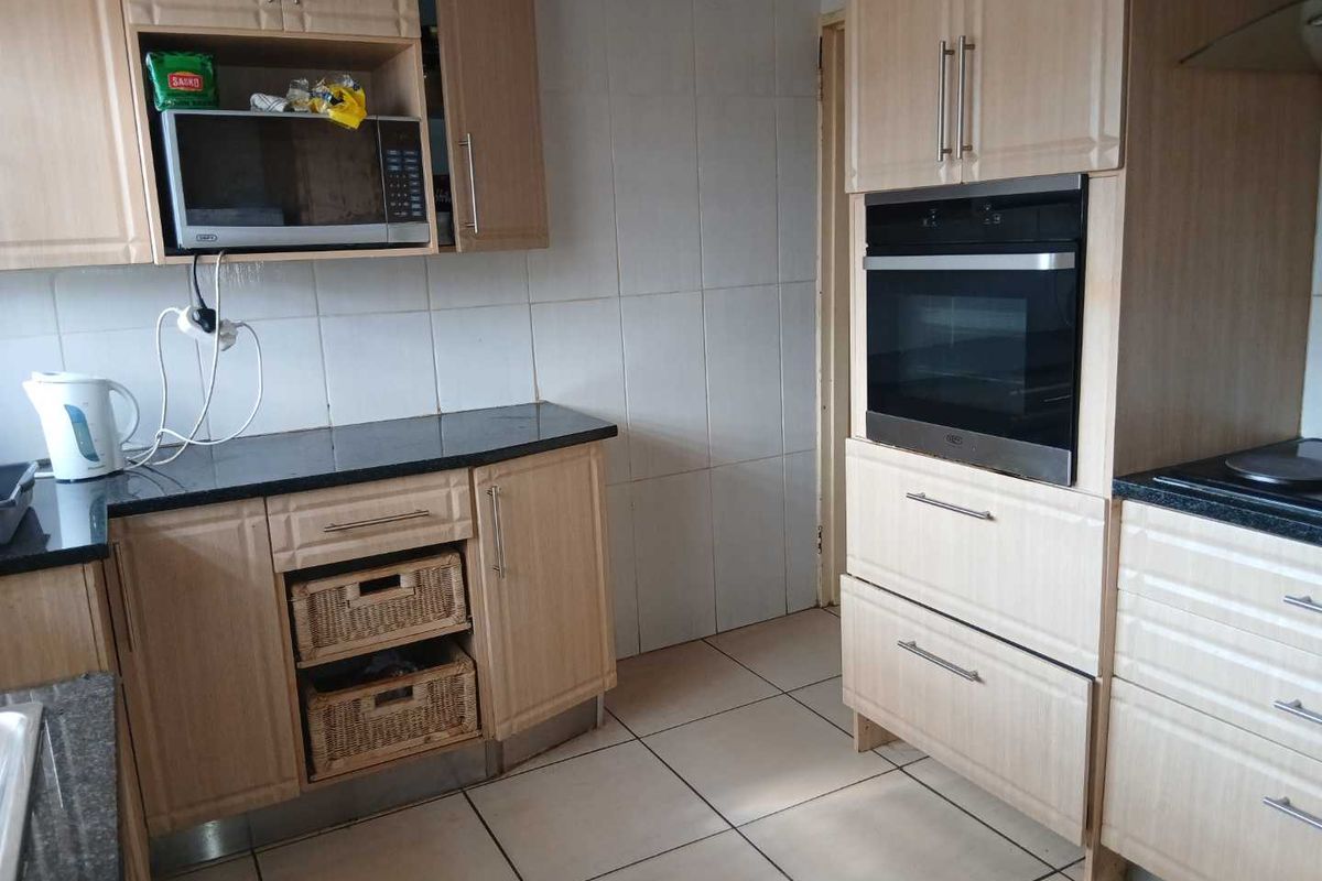 3 Bedroom House for sale - Photo 4