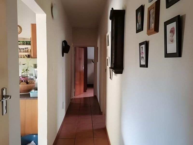 3 Bedroom Home to Rent – Centrally Located with Thatch Roof Charm - Photo 6