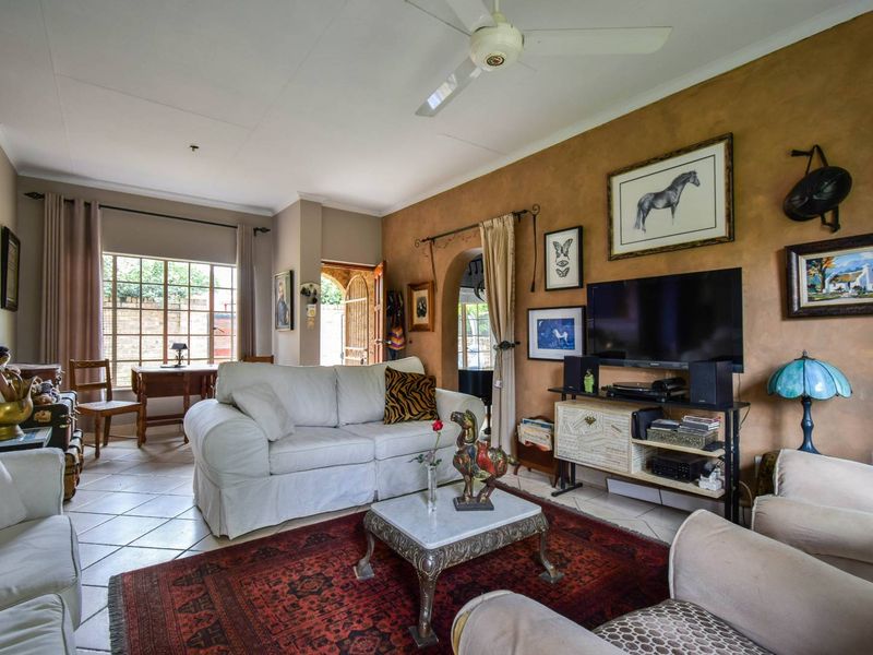 Charming cosy cottage in a quiet street with an artful colourful soul. - Photo 10