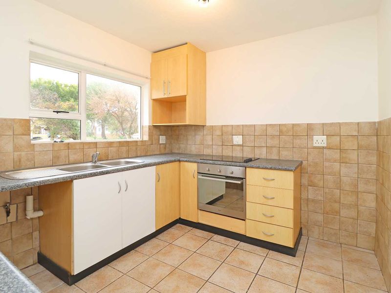 Light-Filled 2 Bed, 2 Bath Apartment Overlooking Pool & Tranquil Atmosphere - Photo 4