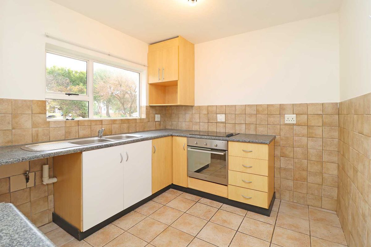Light-Filled 2 Bed, 2 Bath Apartment Overlooking Pool & Tranquil Atmosphere - Photo 4