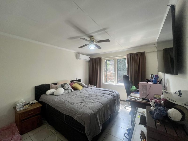 No Loadshedding | Bright 2-Bed Townhouse with Garden & Garage in Die Hoewes! - Photo 6
