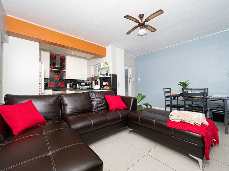 Modern Apartment with Spacious Garage in Prime Claremont Upper Location. - Photo 2