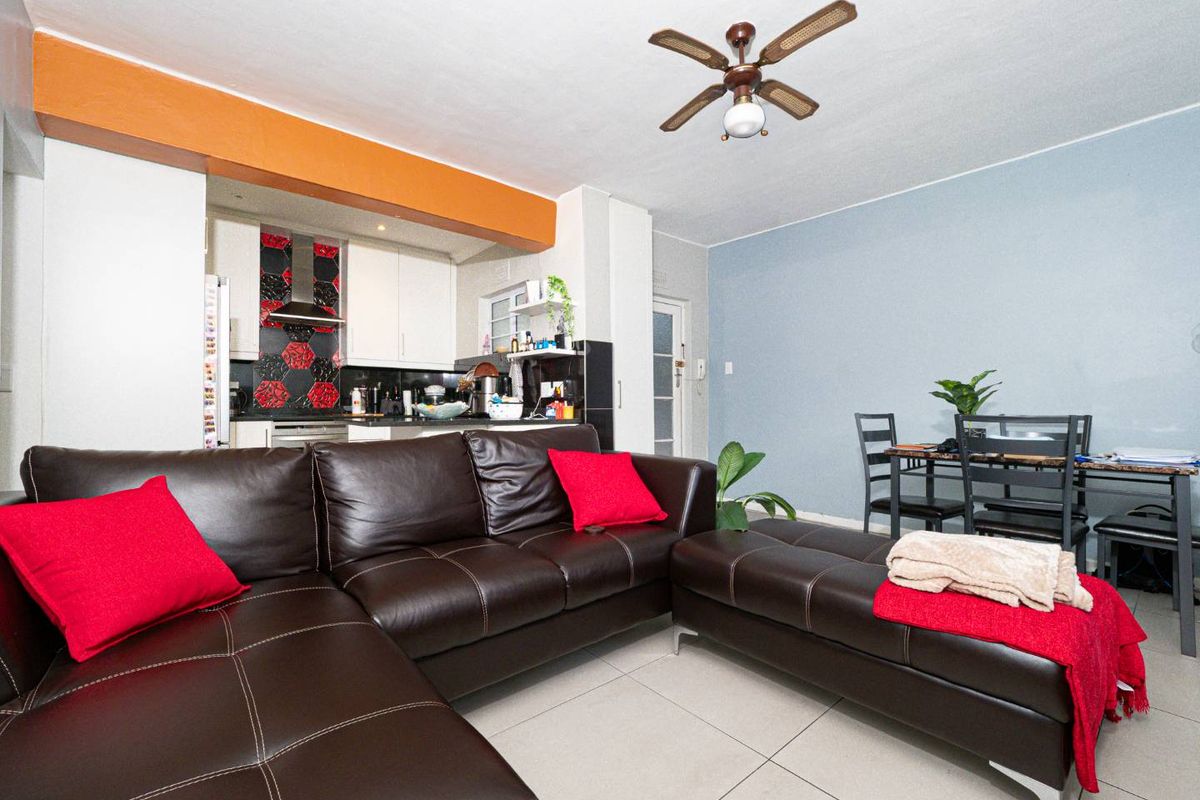 Modern Apartment with Spacious Garage in Prime Claremont Upper Location. - Photo 2