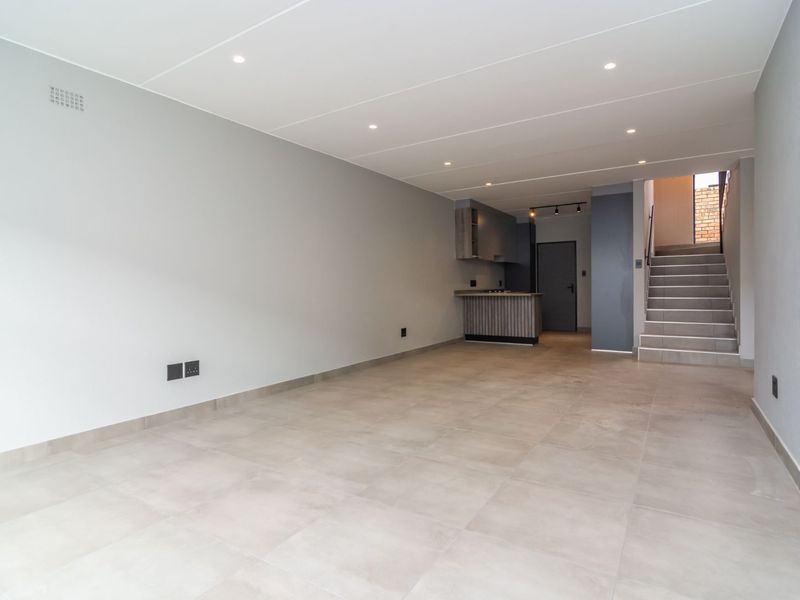 Sleek design and scenic views - 3-bedroom Home in Noordheuwel's Finest - Photo 8