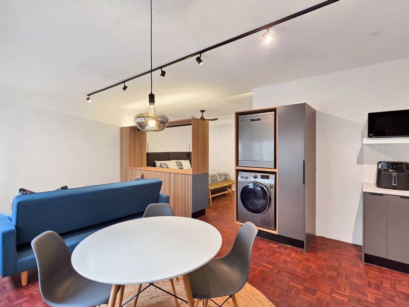 Chic Furnished Studio in City Centre – Move In Today! - Photo 5