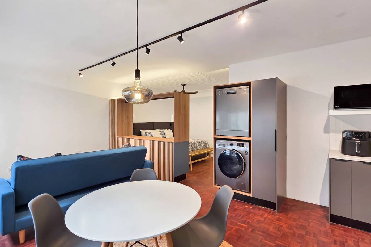 Chic Furnished Studio in City Centre – Move In Today! - Photo 5