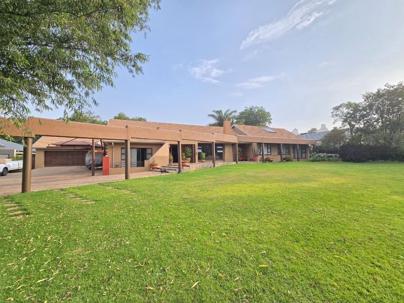 4 Bedroom Expansive Family Home with 3 Flatlets and Golf Course Views - Photo 4