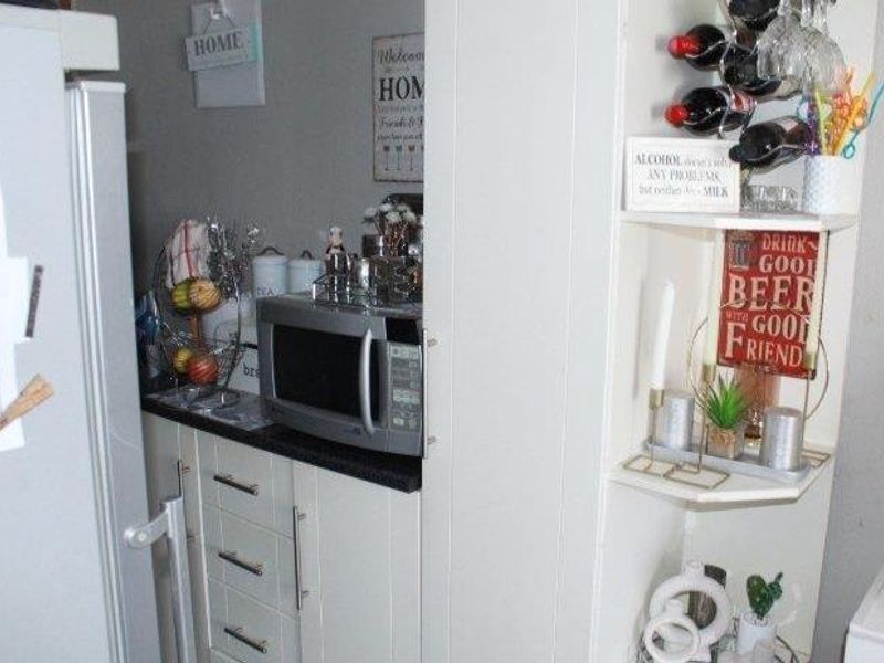 Endless Possibilities: 3-Bed Home & 7 Rental Units! - Photo 3