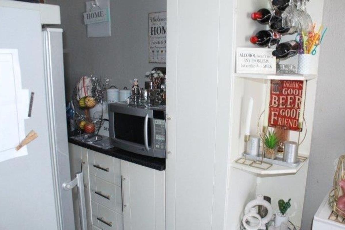 Endless Possibilities: 3-Bed Home & 7 Rental Units! - Photo 3