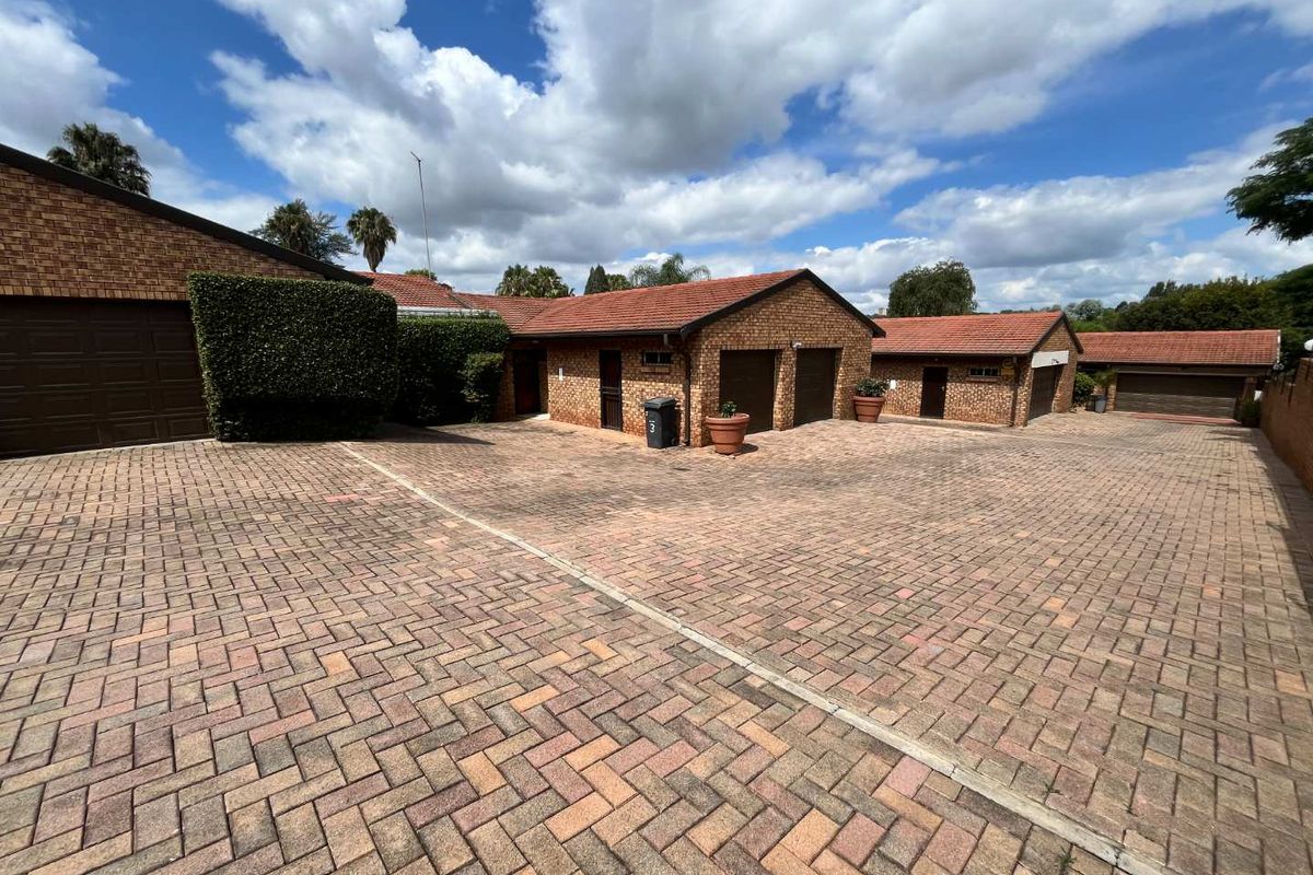 A security complex inside an estate! - Photo 2