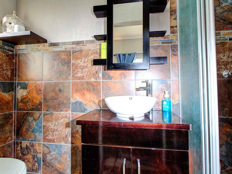 Modern Elegance Meets Comfort - Photo 9