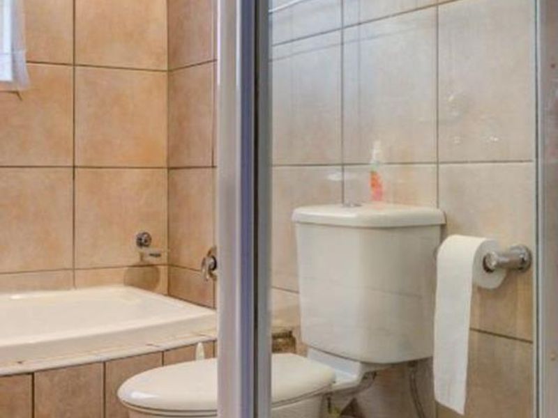 **Stunning 4-bedroom Family with Pool and double garage ** - Photo 7