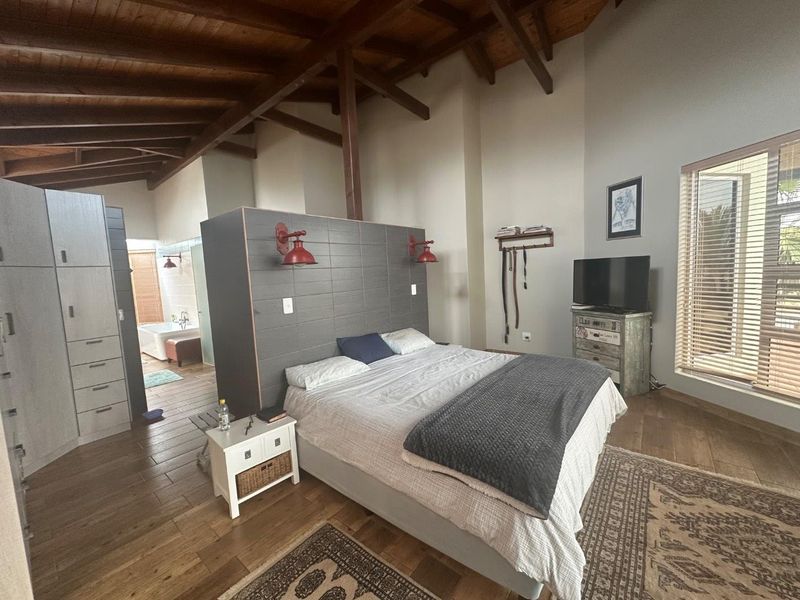 Luxurious Family Home @ Waterfront - Photo 8