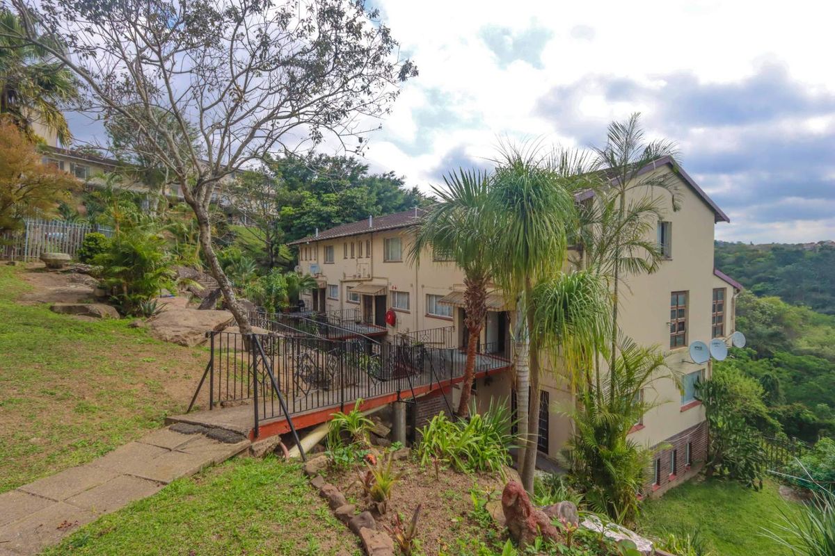 Stylish Renovated Triplex | 3 Beds, 3 Baths | Space, Privacy & Modern Living! - Photo 2