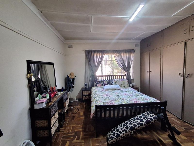 3-Bedroom Home with Garage, Covered Parking, Storerooms & Enclosed Garden - Photo 9