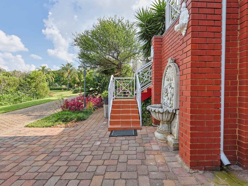 A Grand Canvas of Space & Light – Waiting for a Family to Call It Home - Photo 4