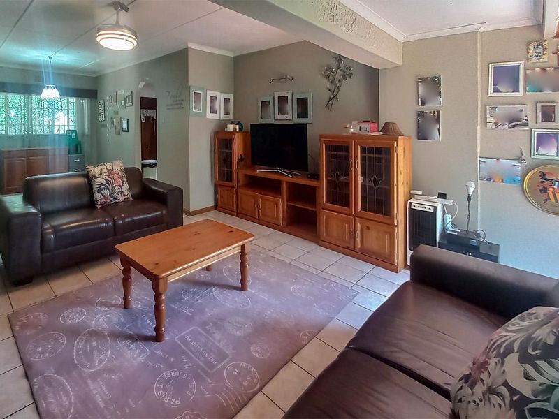 Lovely 3 Bedroom Family Home with Pool & Flatlet in Secure Boomed Area Edleen - Photo 8