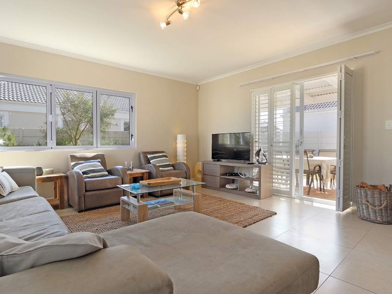 Spacious 3-Bedroom Family Home to Rent in Sunningdale - Photo 3