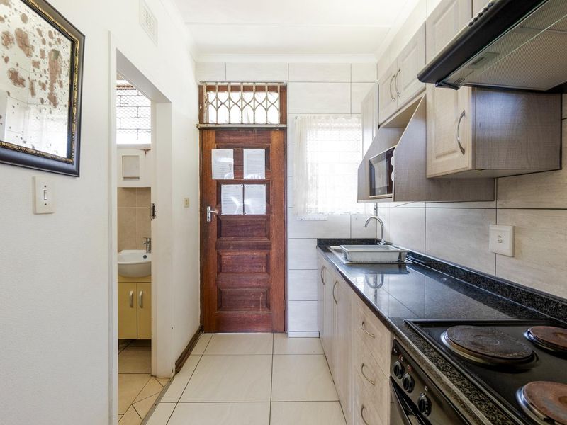 Fully furnished on the beach - Photo 8