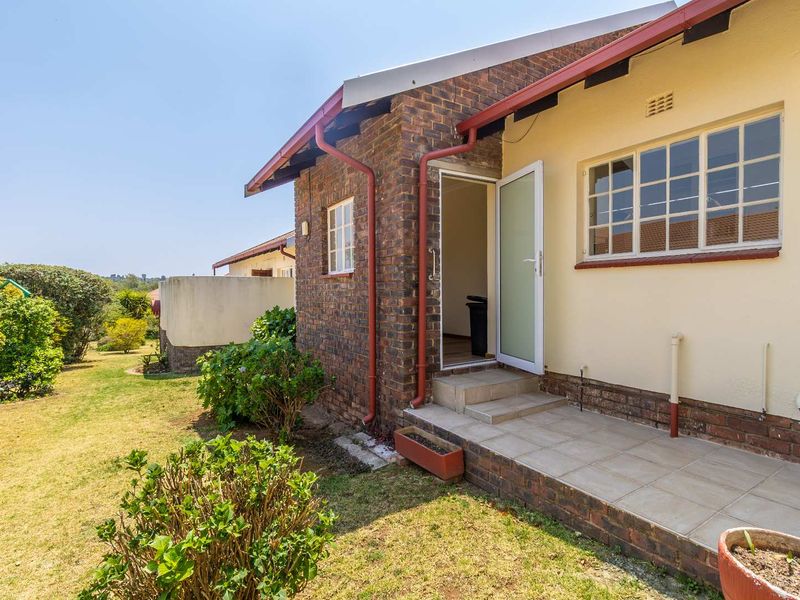 Stunning Townhouse in sought-after Retirement Village - Photo 9