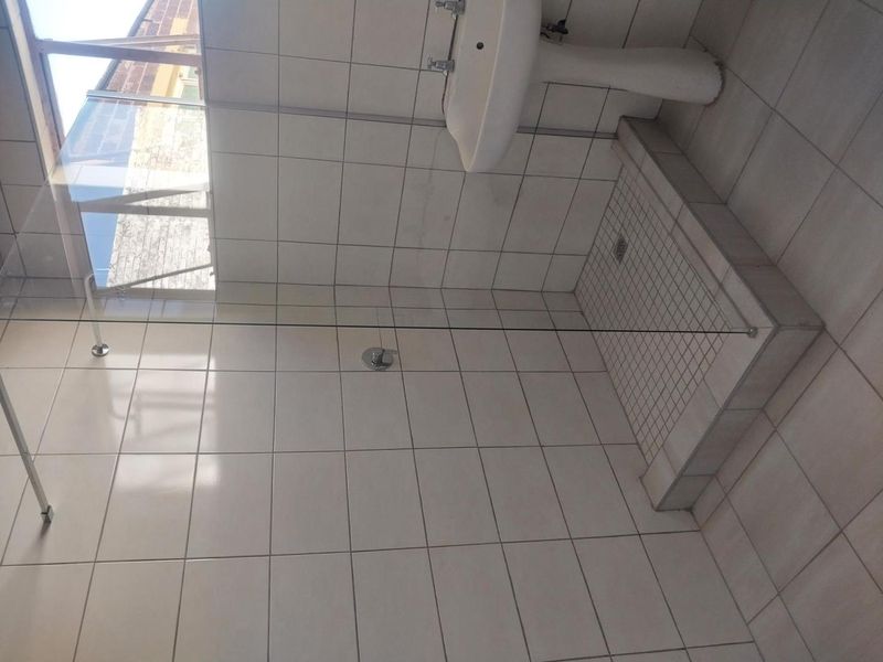 Spacious 1 Bedroom Cottage in Robertsham - Photo 9
