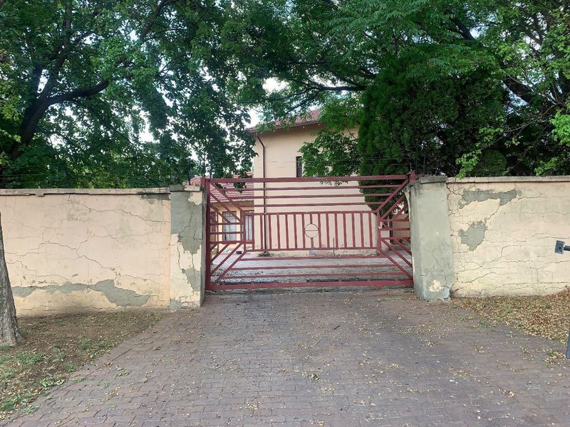 3 Bedroom house in Lombardy East with 2 Flatlets. - Photo 6