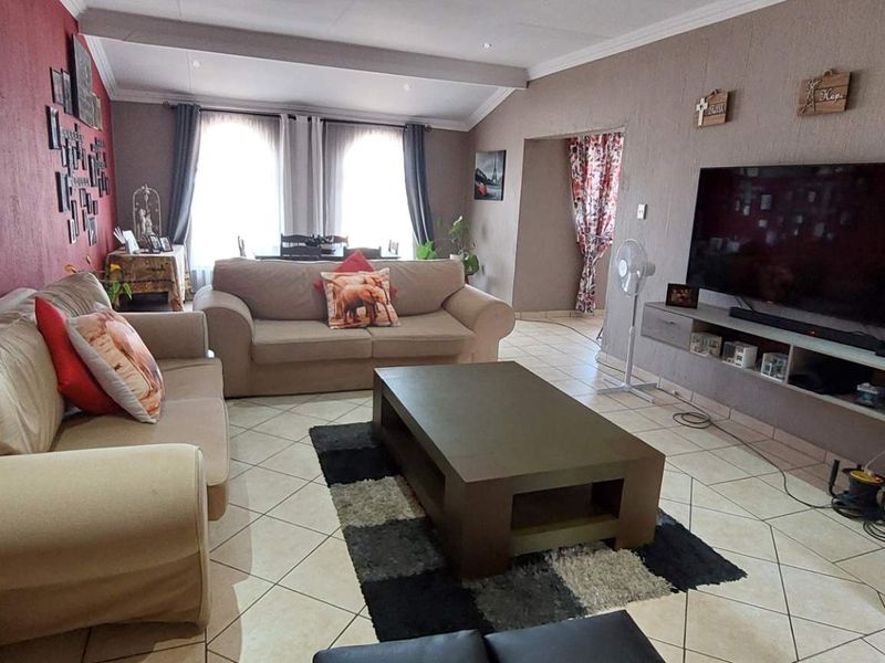 Pet Friendly 2 Bedroom Unit, in Town. - Photo 2