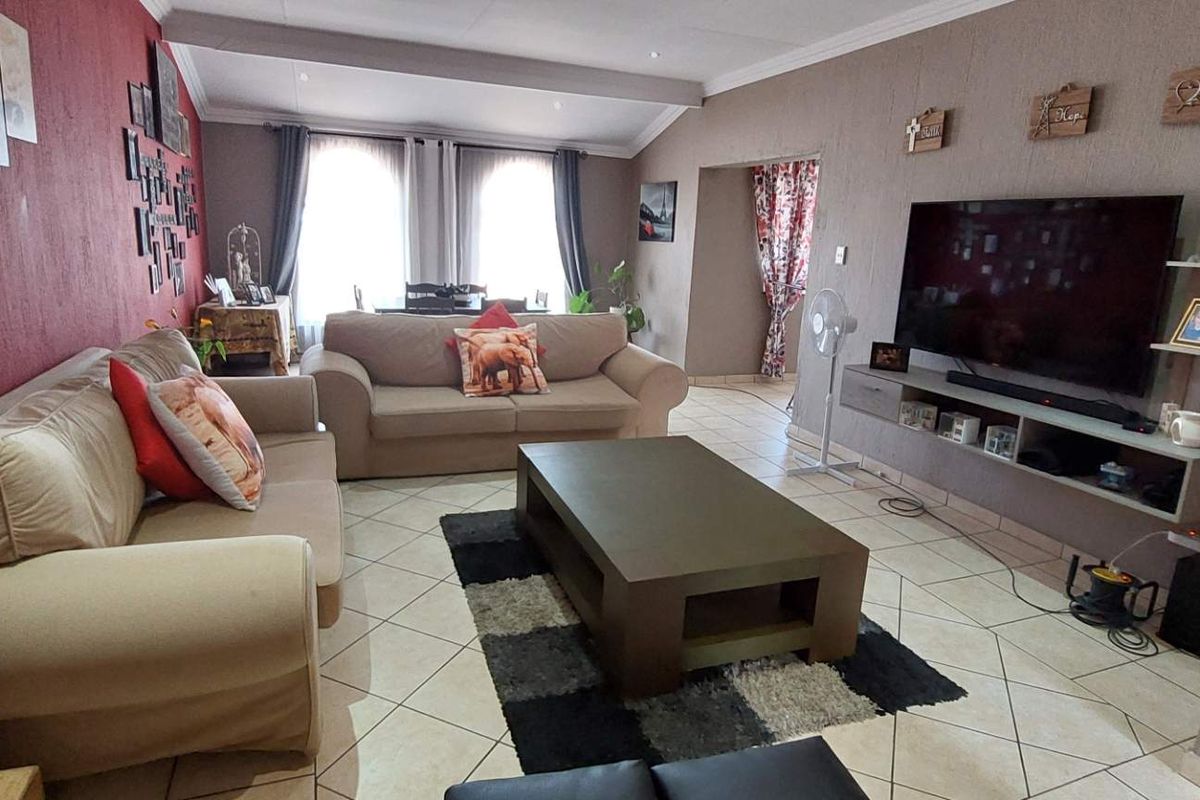 Pet Friendly 2 Bedroom Unit, in Town. - Photo 2