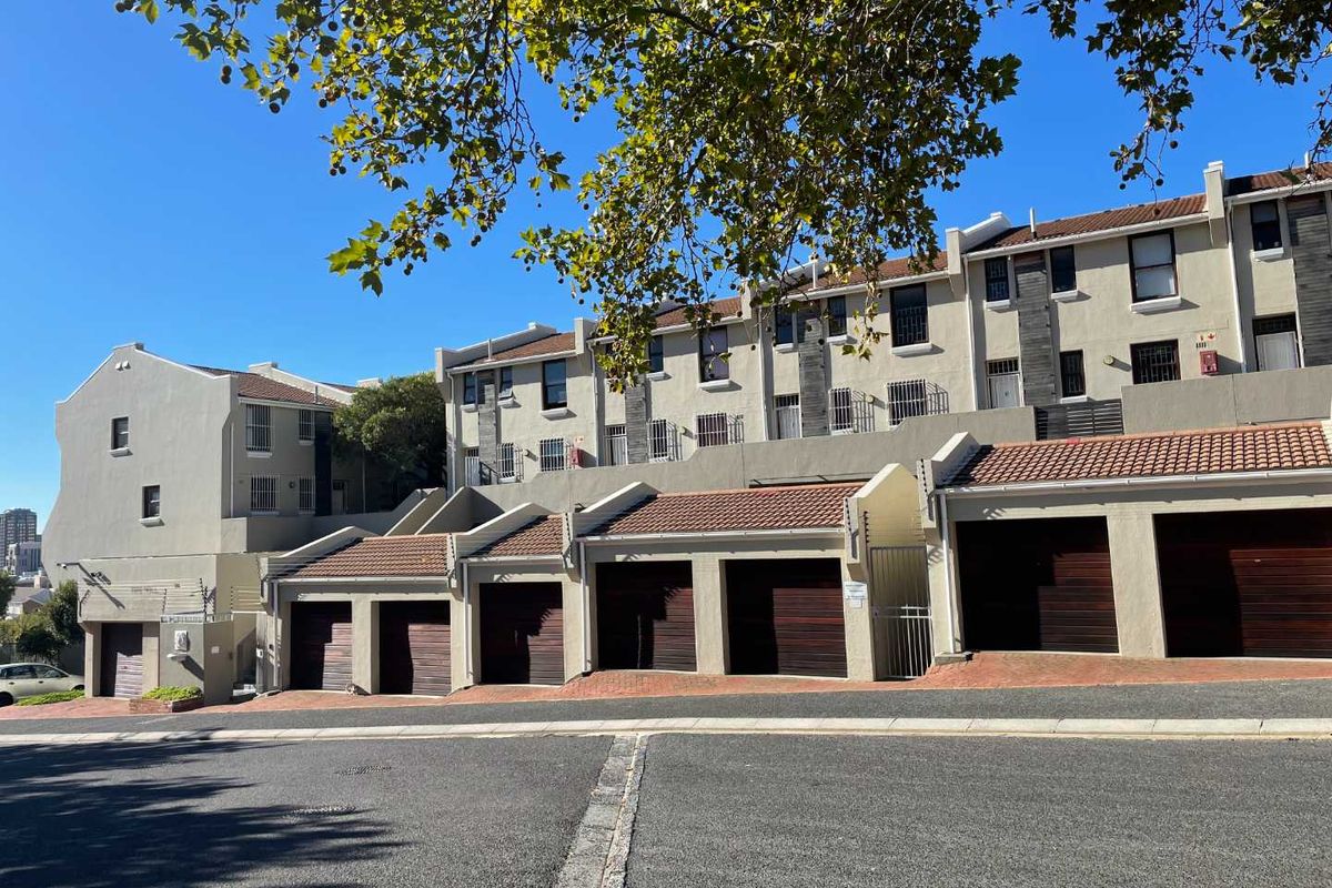 Spacious 3-Bedroom Duplex with Spectacular City, Table Bay, harbour and Table Mountain Views - Photo 2